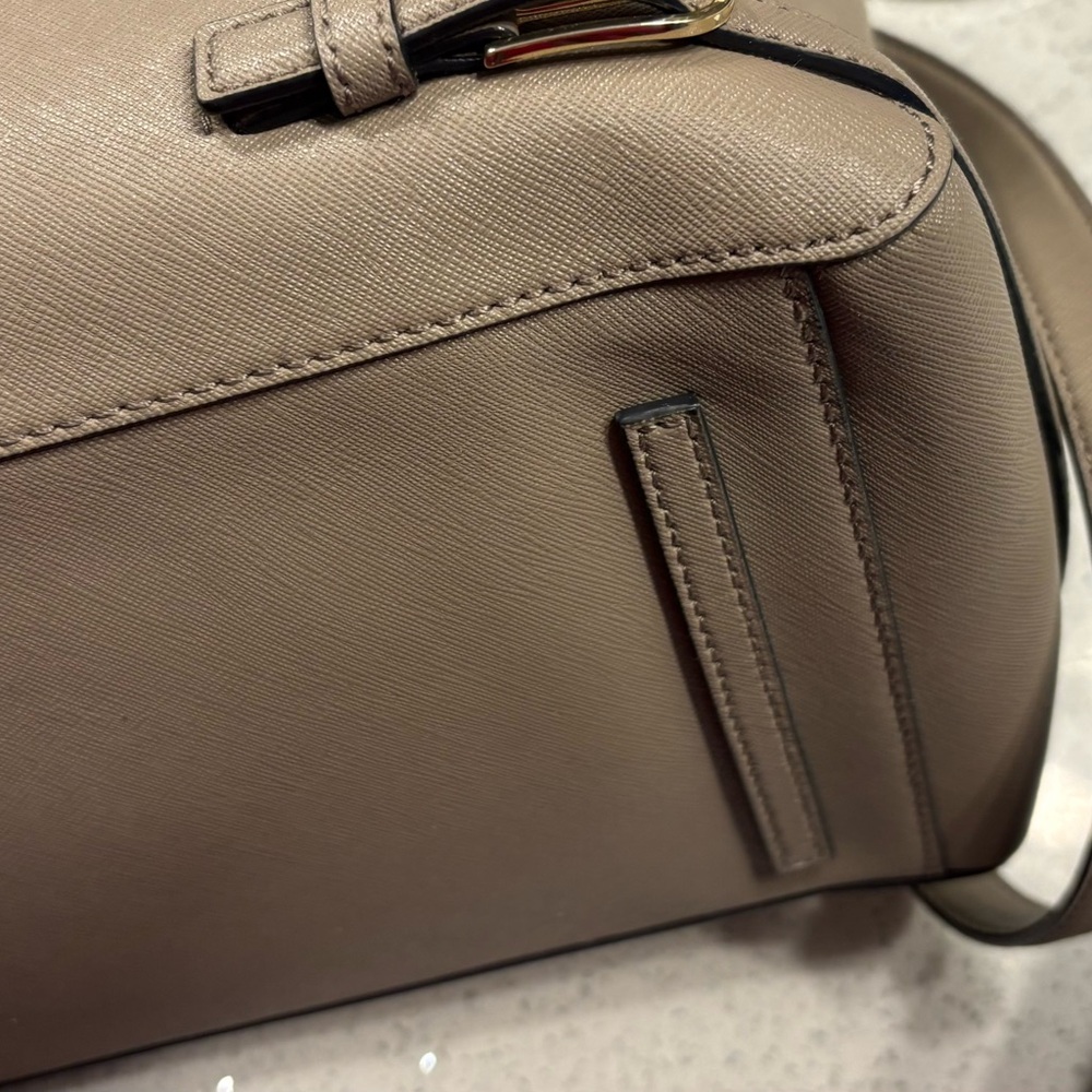 Tory Burch taupe tote.  Excellent Shape $150 - Picture 7 of 8